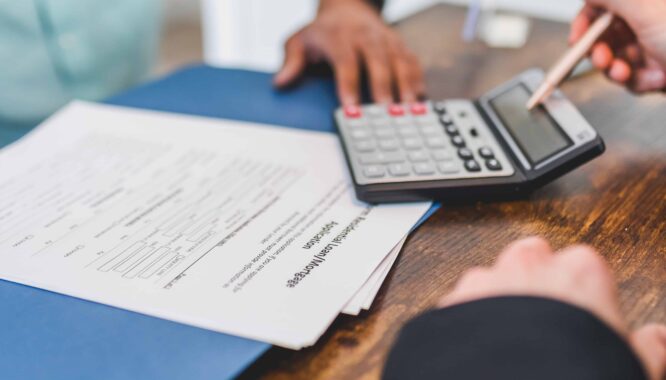 équipe rh en plein calcul du solde de tout compte autour d'une table dans un bureau d'entreprise