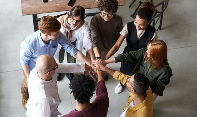 employés qui célèbrent diversité et inclusion