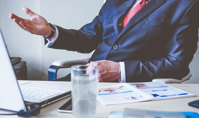 employé discutant de performance individuelle