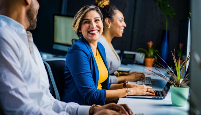 Femme heureuse au travail