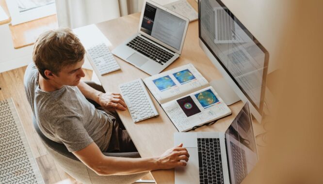 employé en travail hybride