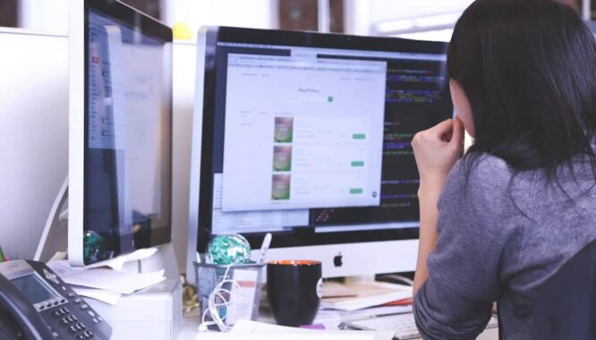 femme comparant sur son ordinateur les logiciels sirh